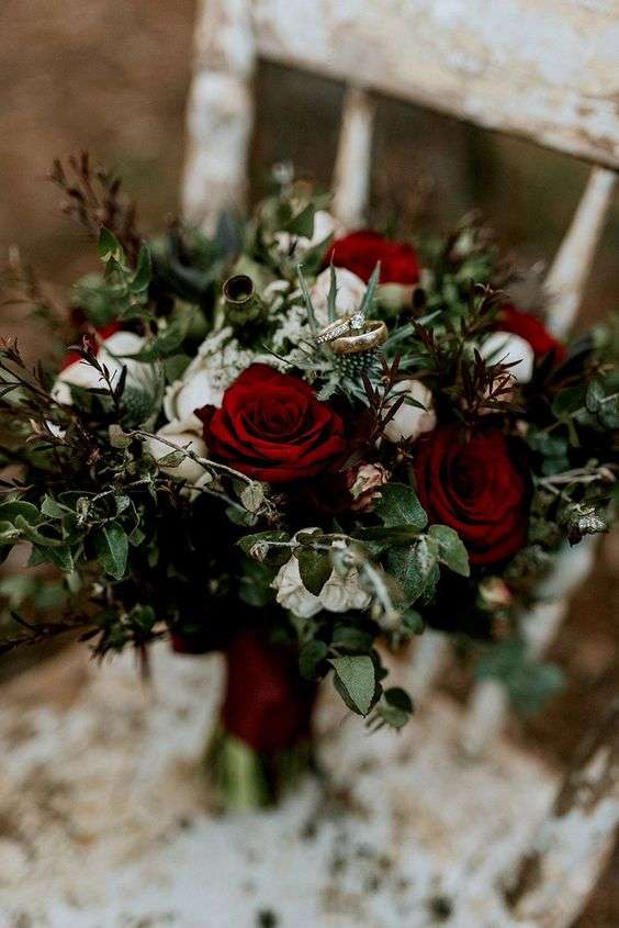 Wonderful Christmas-Inspired Wedding Bouquets