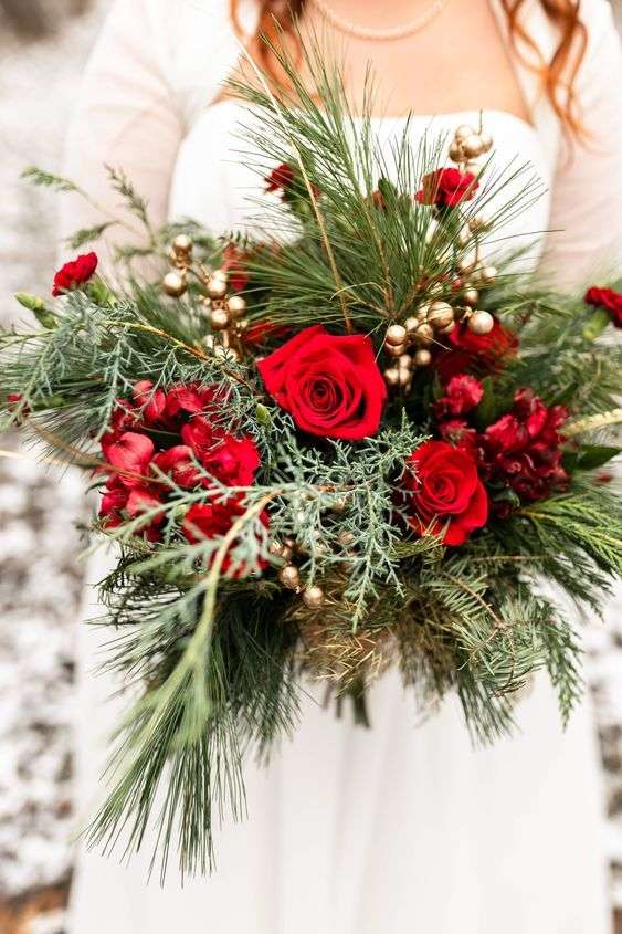 Wonderful Christmas-Inspired Wedding Bouquets