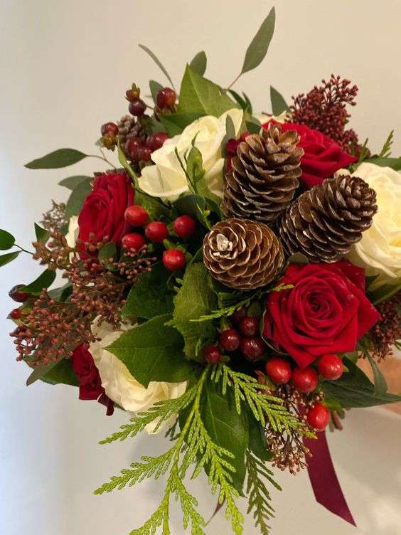 Wonderful Christmas-Inspired Wedding Bouquets