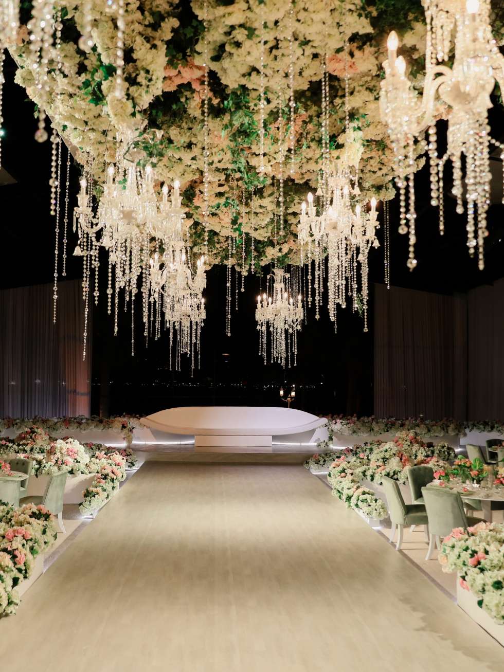حفل زفاف ملكي مزين بالزهور في قطر