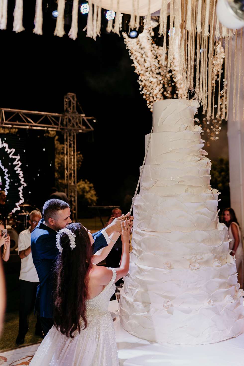 Maysoon Bastoni and Mustafa Ozbaran's 2 meter tall wedding cake