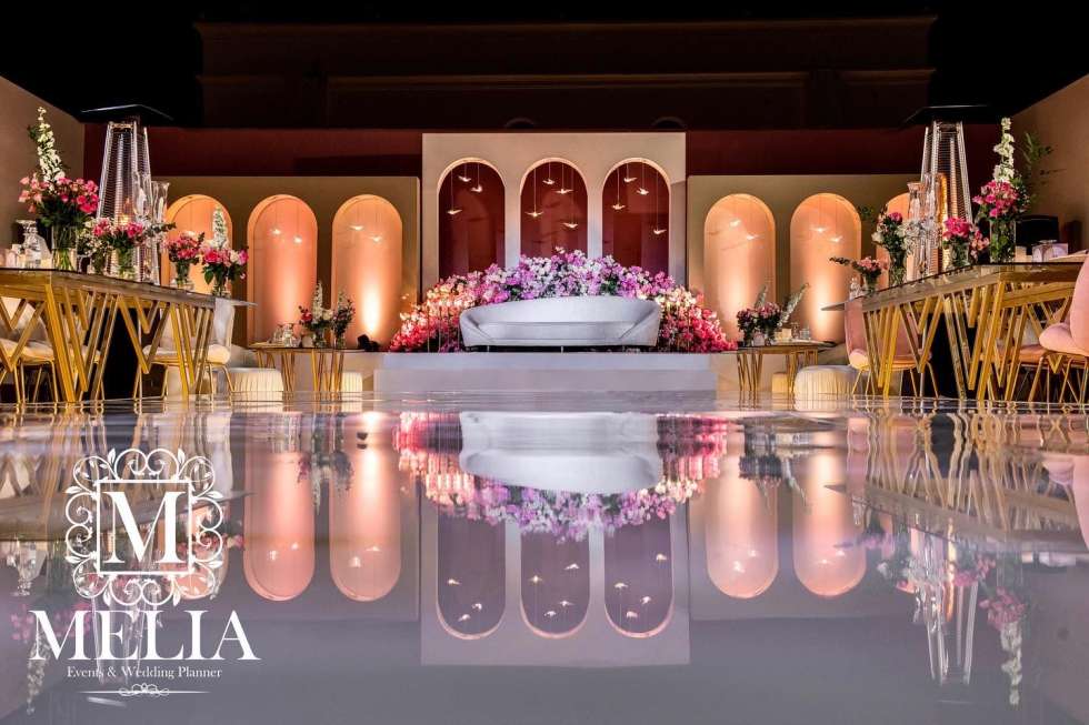 حفل زفاف من وحي الحديقة الوردية في الدوحة 