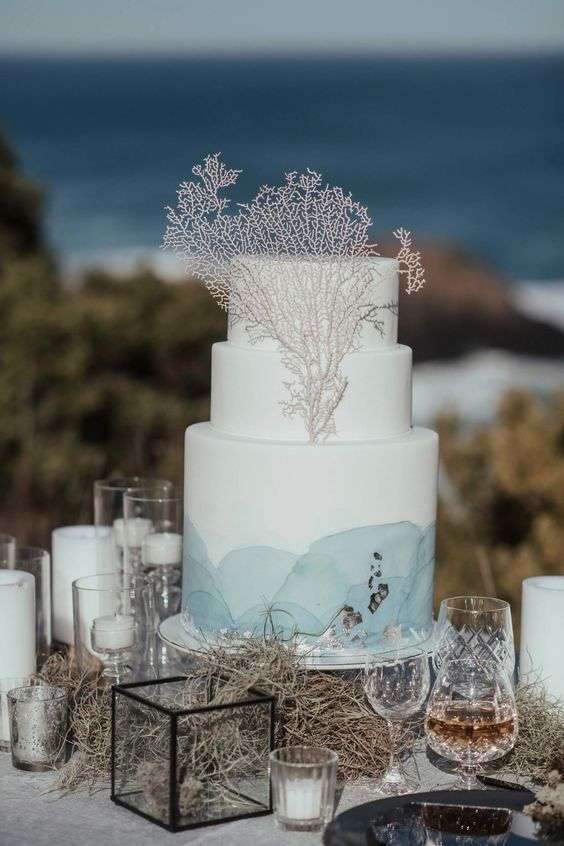 أفكار كيكات أعراس مثالية لحفل زفاف على الشاطئ 