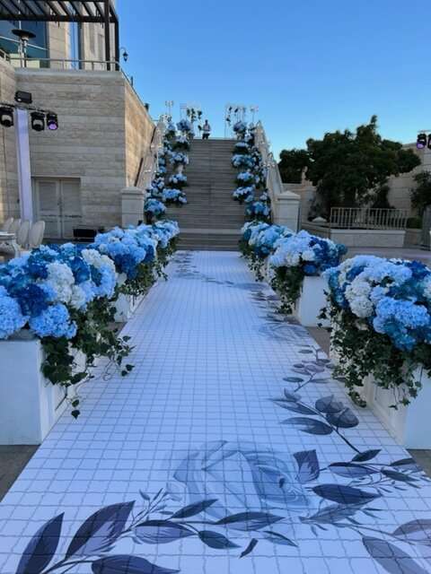 حفل خطوبة أنيق مزين بأزهار الكوبية جميلة في عمّان