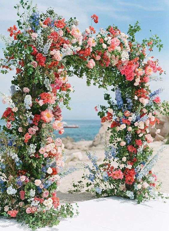 موديلات أنيقة لأقواس الأزهار في حفلات الزفاف الشاطئية
