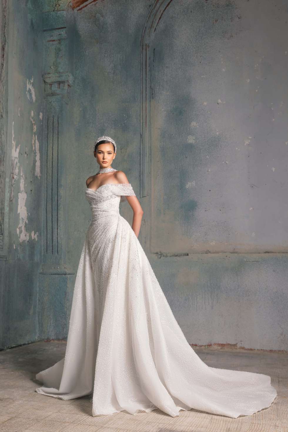 مجموعة فساتين زفاف لا دولتشي فيتا لخريف عام 2023 من تصميم طوني ورد