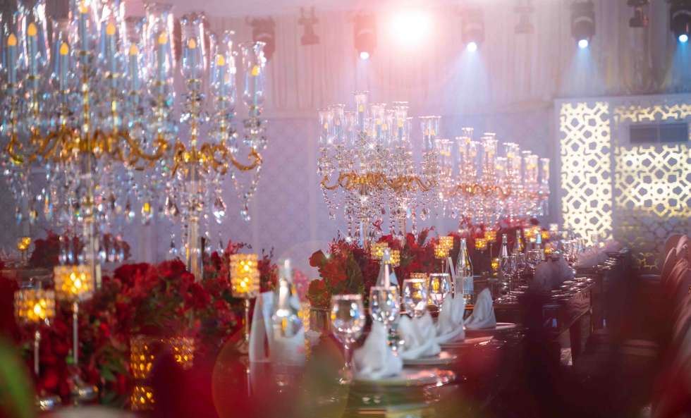 حفل زفاف رومانسي رائع بألوان الأحمر والأبيض في دبي