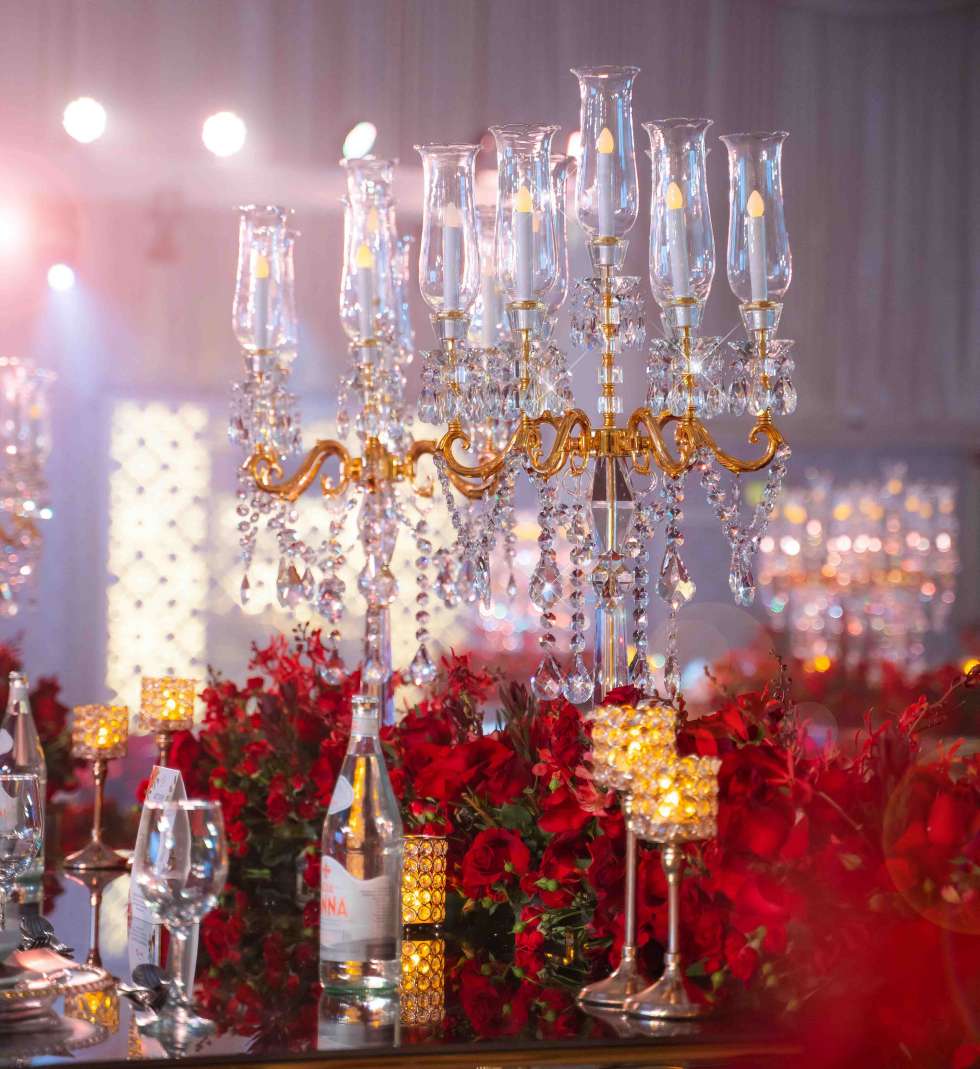 حفل زفاف رومانسي رائع بألوان الأحمر والأبيض في دبي