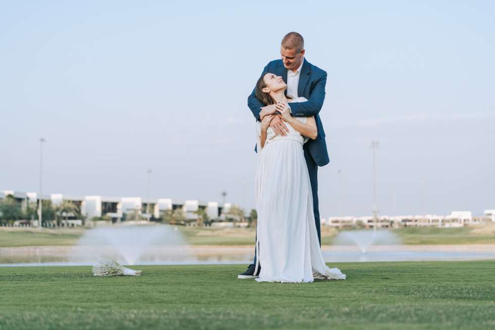 حفل زفاف أنيق مزين بالزهور البيضاء في دبي