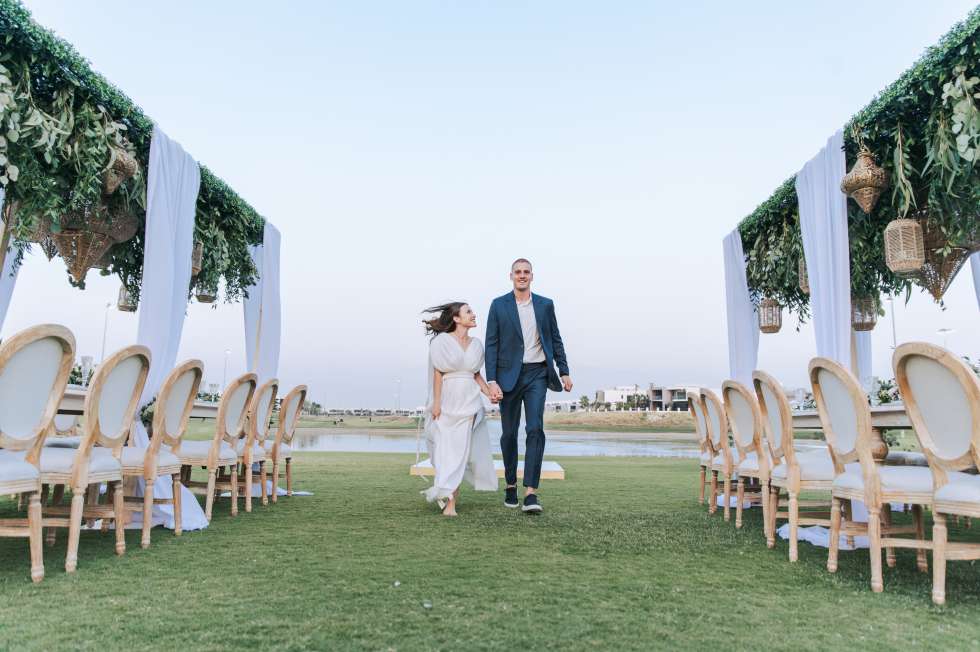 حفل زفاف أنيق مزين بالزهور البيضاء في دبي