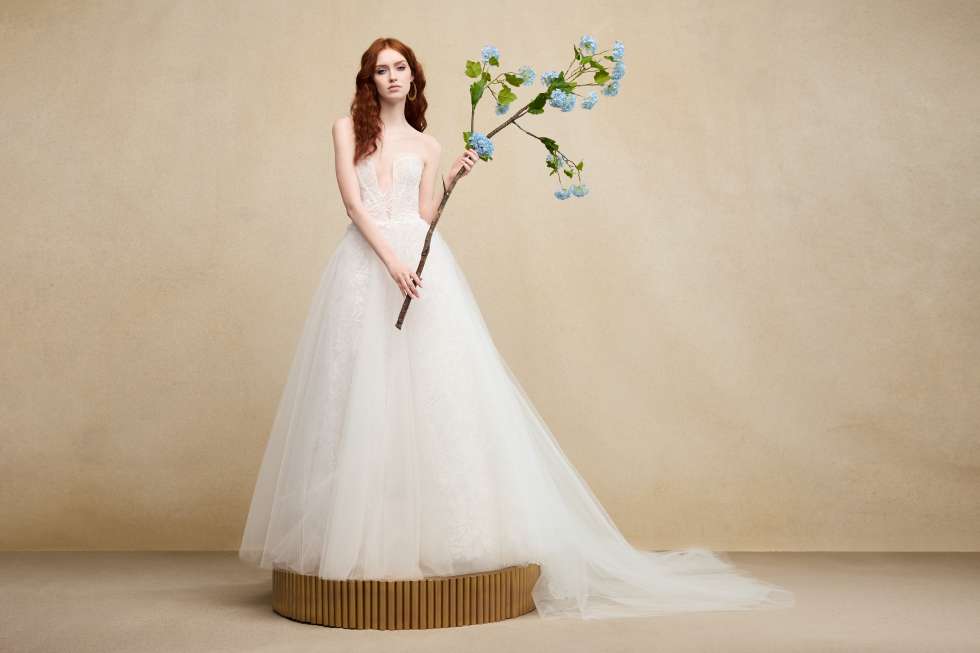 مجموعة فساتين زفاف ربيع وصيف 2024 من تصميم إينيس دي سانتو