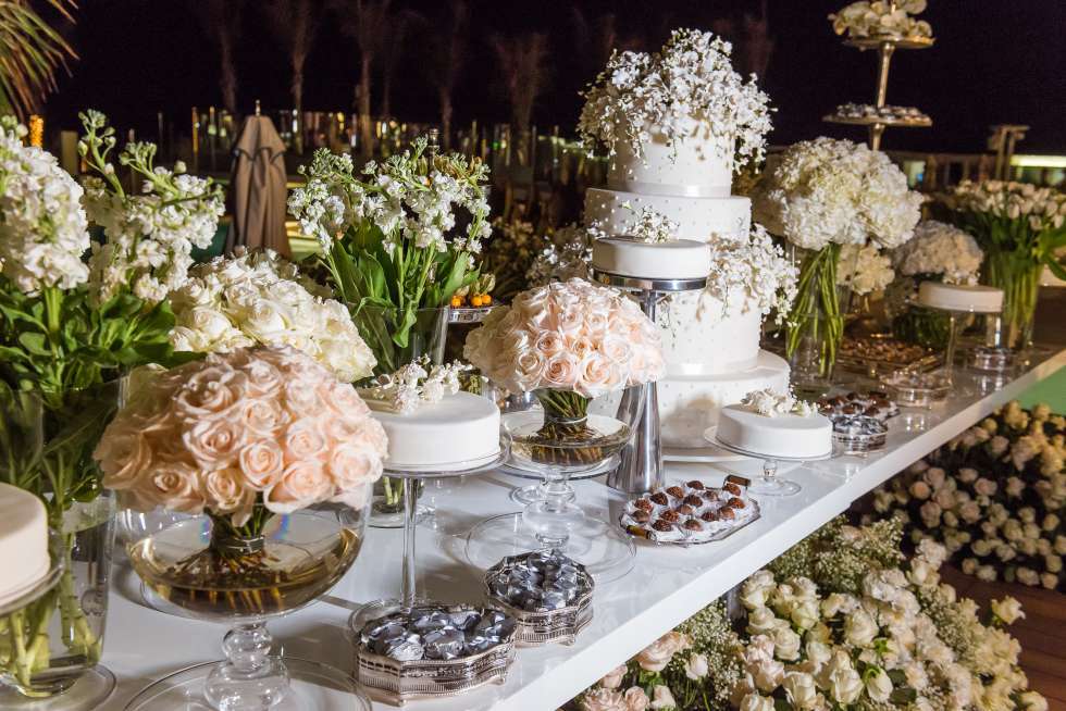 حفل زفاف فاخر باللون الأبيض في برج العرب