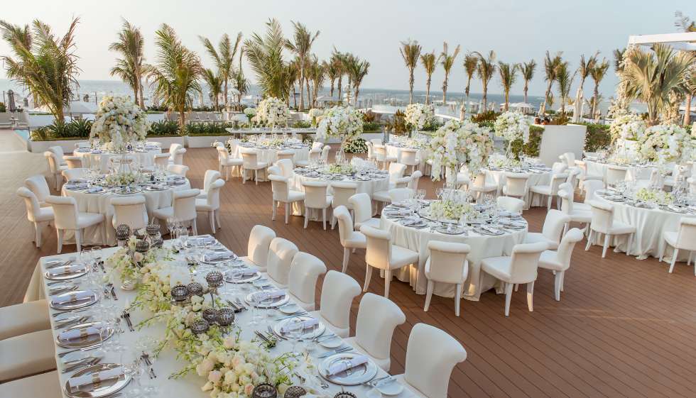 حفل زفاف فاخر باللون الأبيض في برج العرب