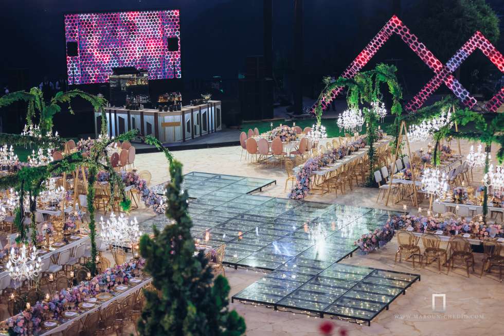 حفل زفاف ساحر مزين بالأزهار في لبنان