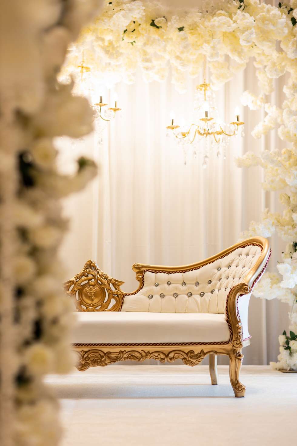  A White and Gold Fairytale Wedding in Dubai