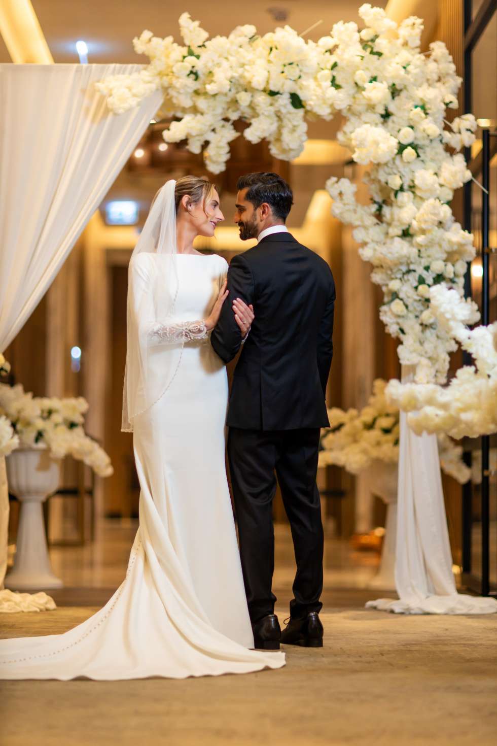  A White and Gold Fairytale Wedding in Dubai