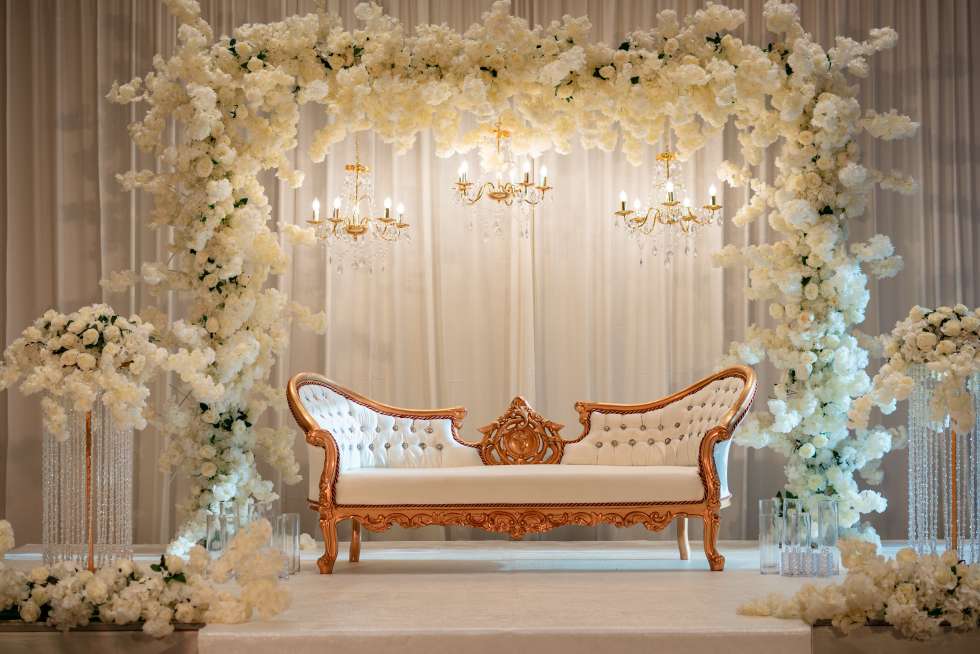  A White and Gold Fairytale Wedding in Dubai