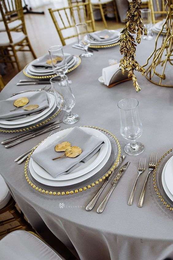 زفاف رومانسي باللونين الذهبي والفضي
