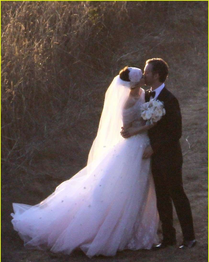 Anne Hathaway s Wedding Dress