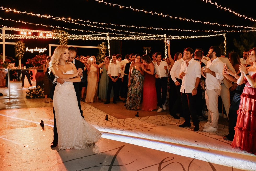 حفل زفاف باللون الأبيض في قبرص