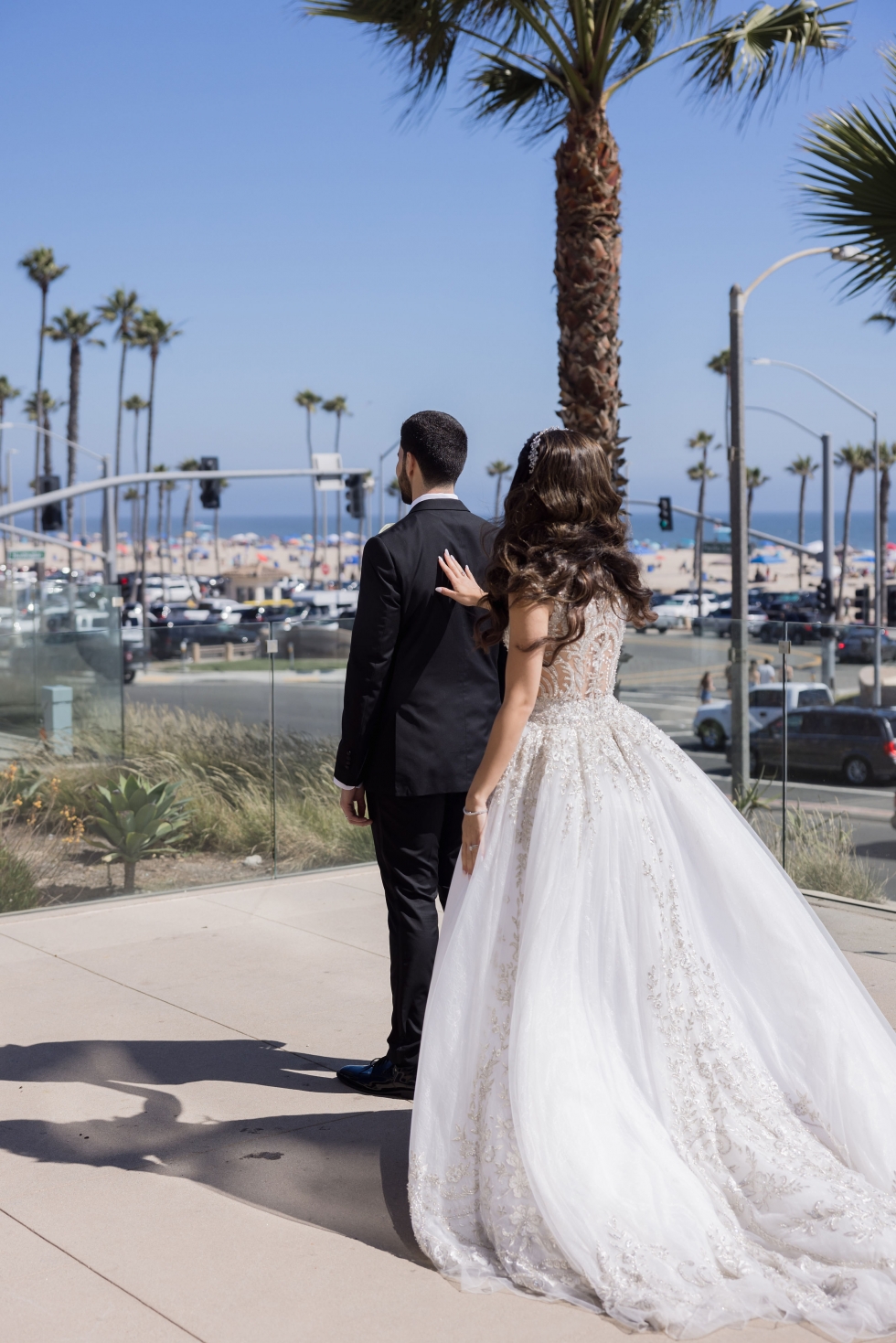 حفل زفاف عربي أنيق في شاطئ هنتنغتون في كاليفورنيا