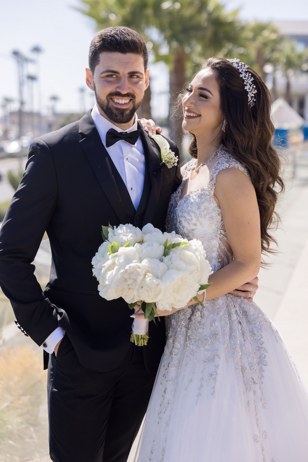 حفل زفاف عربي أنيق في شاطئ هنتنغتون في كاليفورنيا