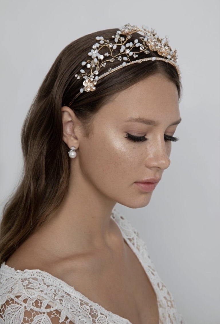 أجمل 5 تسريحات عرايس مزينة بالإكسسوارات من أوليانا آستر