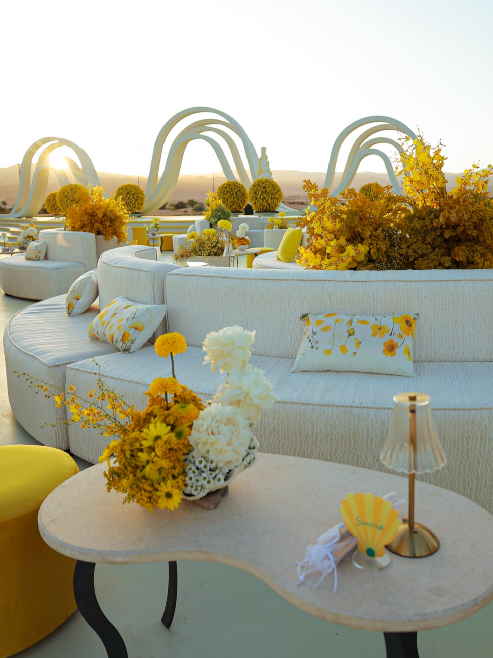 حفل زفاف مشرق باللون الأصفر في العقبة 