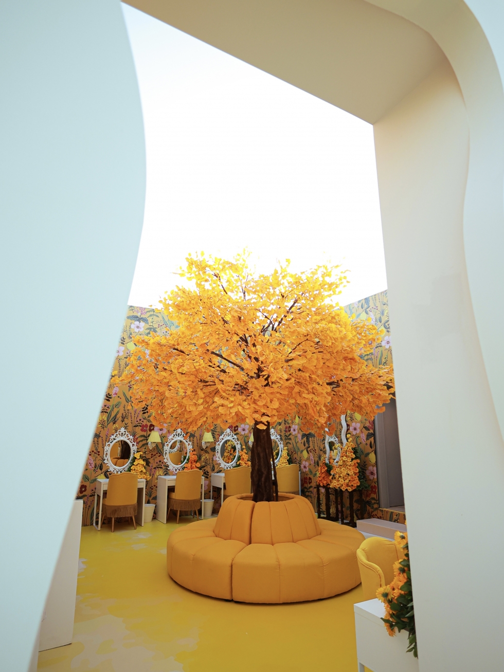 حفل زفاف مشرق باللون الأصفر في العقبة 