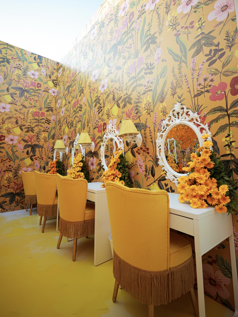 حفل زفاف مشرق باللون الأصفر في العقبة 