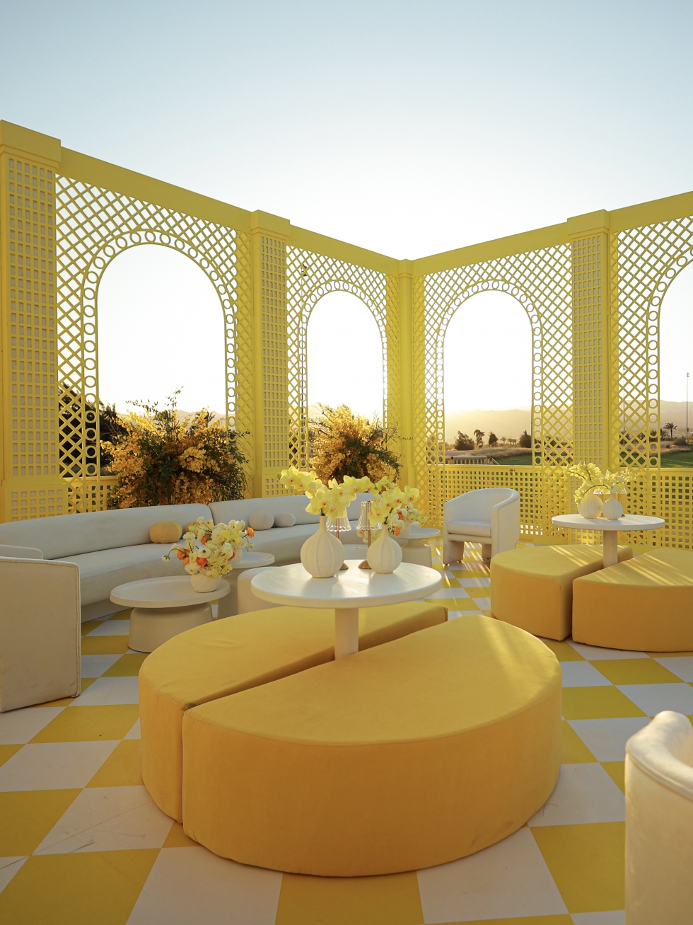 حفل زفاف مشرق باللون الأصفر في العقبة 