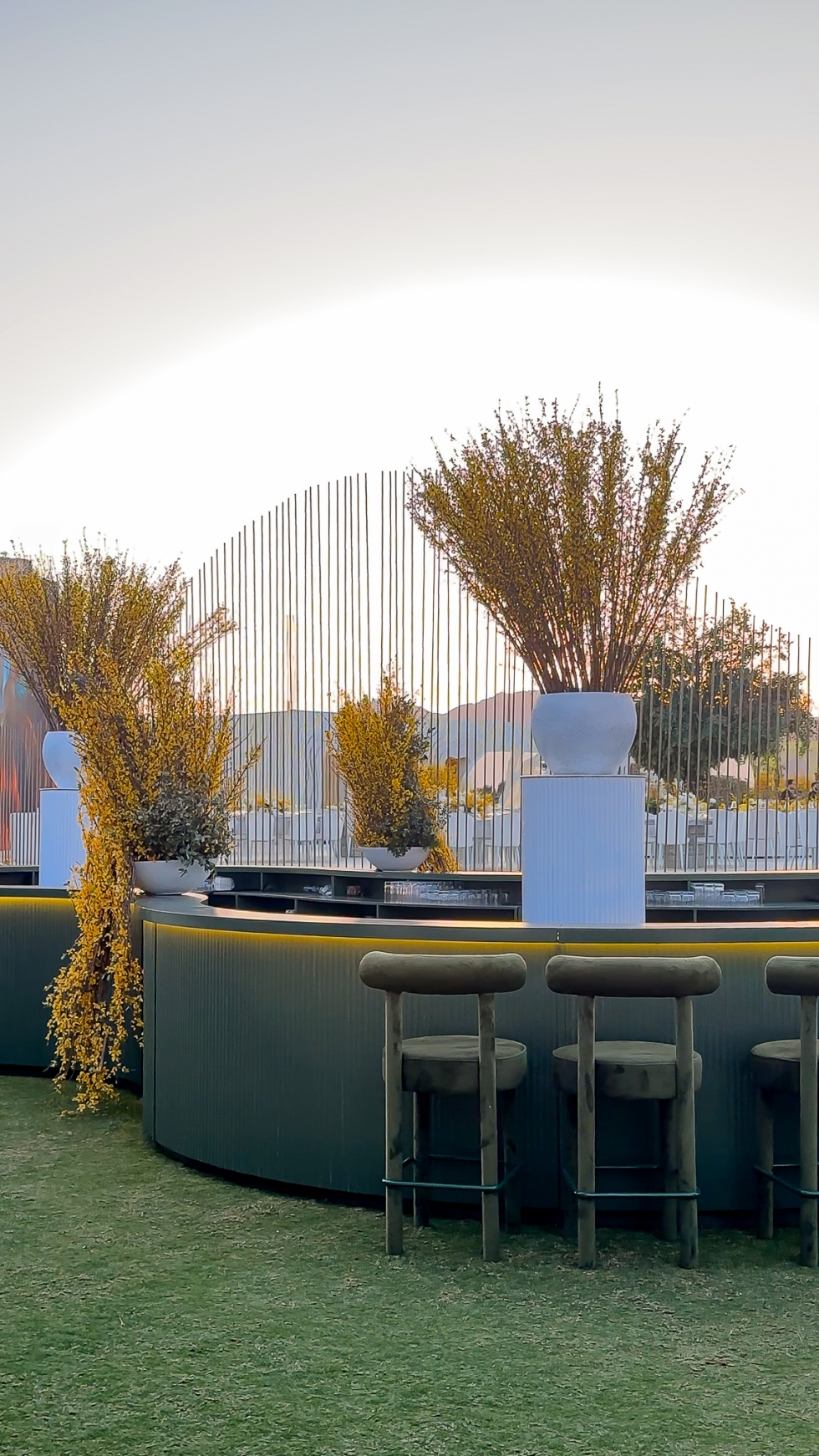 حفل زفاف مشرق باللون الأصفر في العقبة 