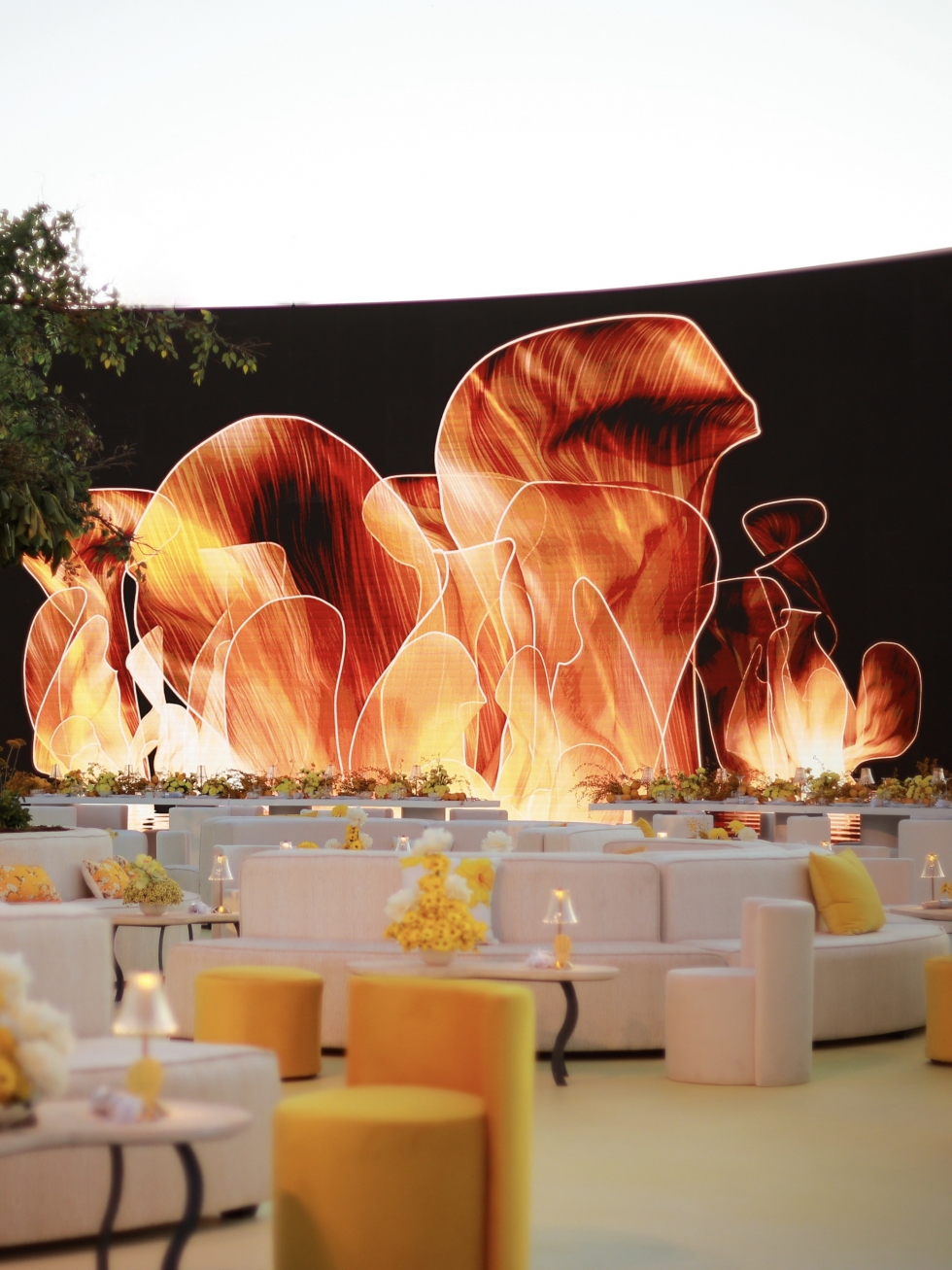 حفل زفاف مشرق باللون الأصفر في العقبة 