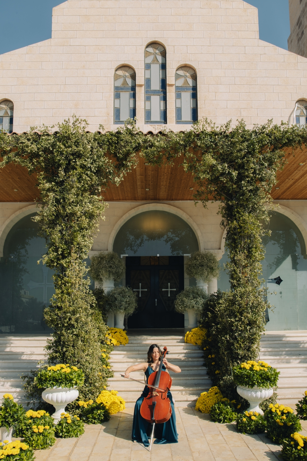 حفل زفاف مشرق باللون الأصفر في العقبة 