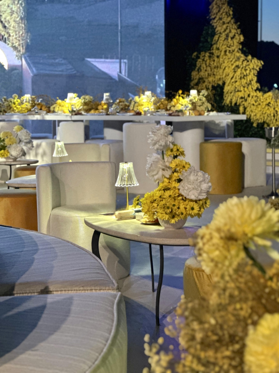 حفل زفاف مشرق باللون الأصفر في العقبة 