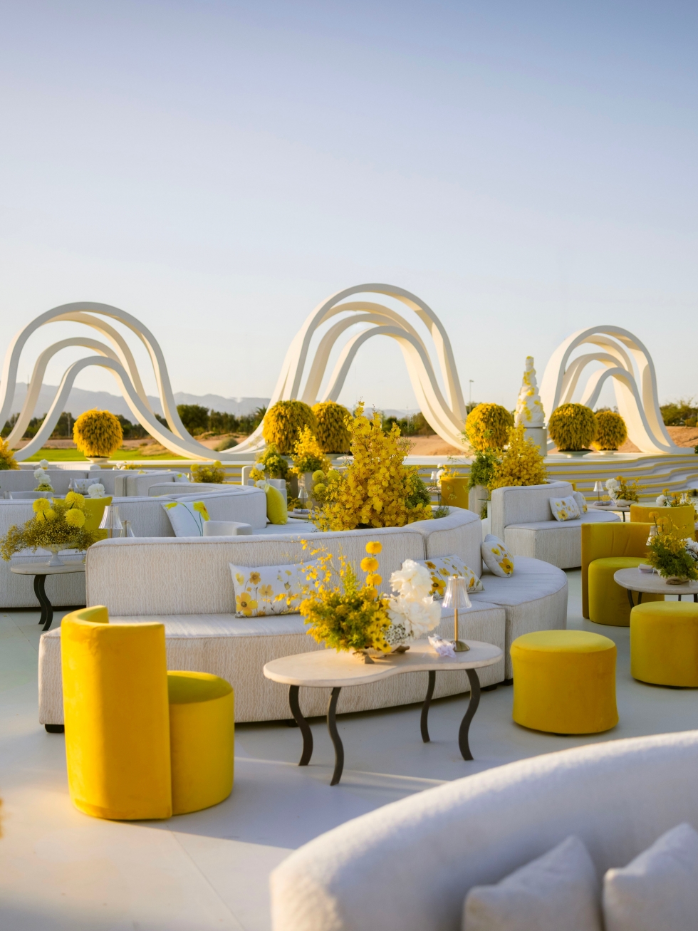 حفل زفاف مشرق باللون الأصفر في العقبة 