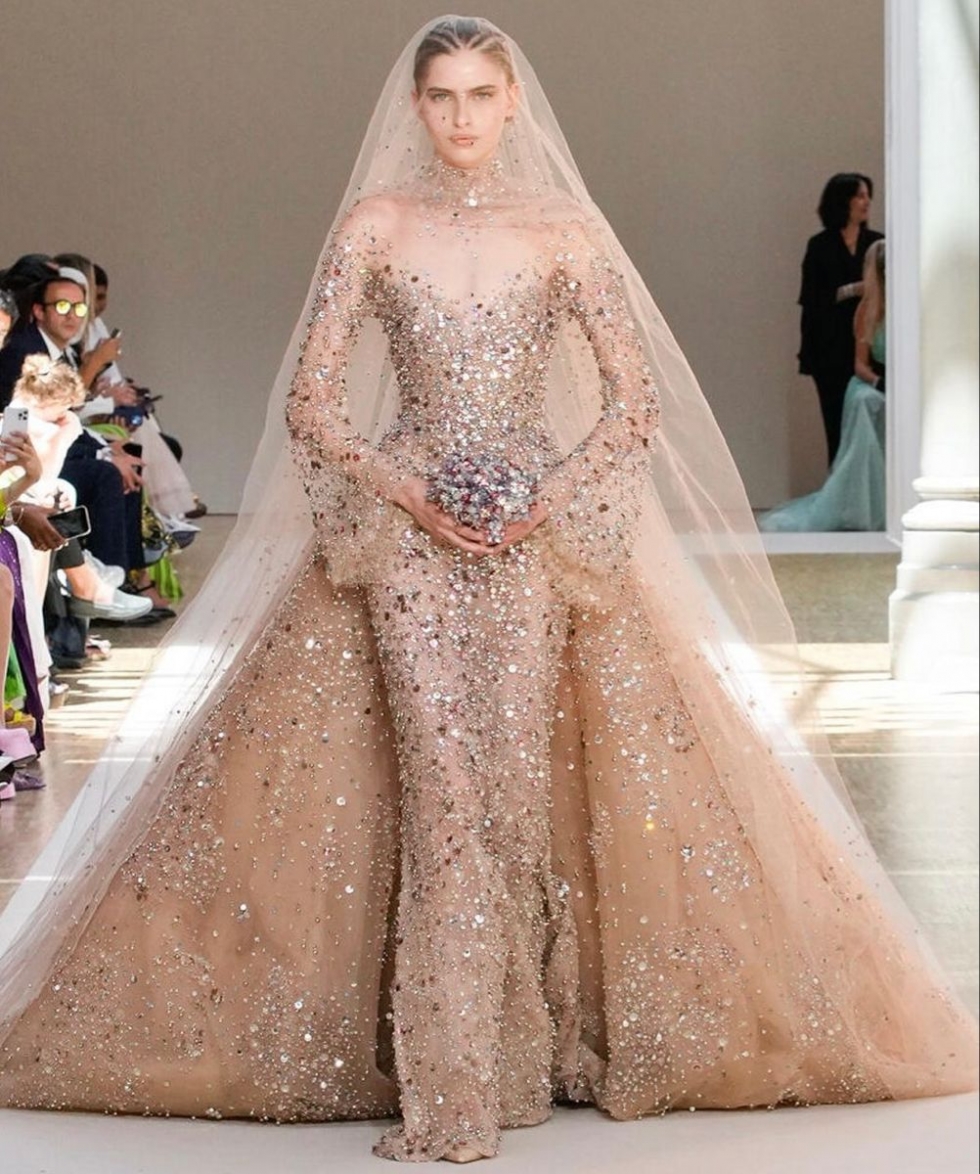 أحدث فساتين الزفاف باللون الذهبي للعروس الأنيقة أحدث فساتين الزفاف باللون الذهبي للعروس الأنيقة