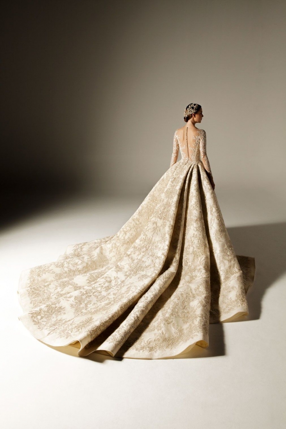 أحدث فساتين الزفاف باللون الذهبي للعروس الأنيقة أحدث فساتين الزفاف باللون الذهبي للعروس الأنيقة