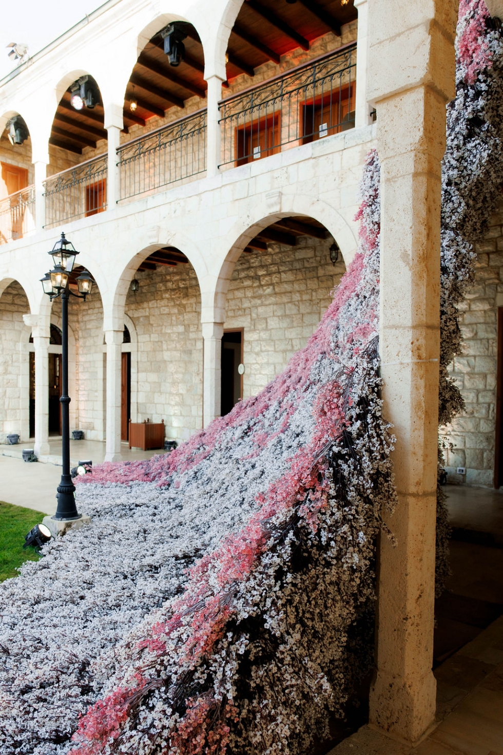 حفل زفاف لبناني فاخر يفيض فخامة ورومانسية حفل زفاف لبناني فاخر يفيض فخامة ورومانسية