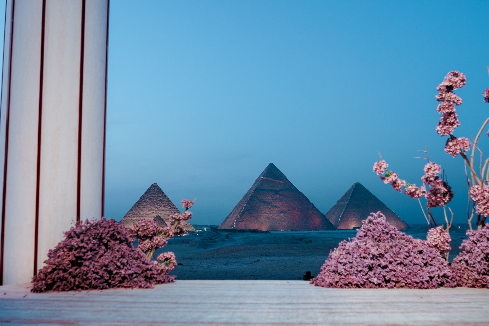 حفل زفاف يأسر القلوب بين أهرامات الجيزة حفل زفاف يأسر القلوب بين أهرامات الجيزة