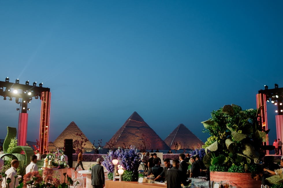 حفل زفاف يأسر القلوب بين أهرامات الجيزة حفل زفاف يأسر القلوب بين أهرامات الجيزة