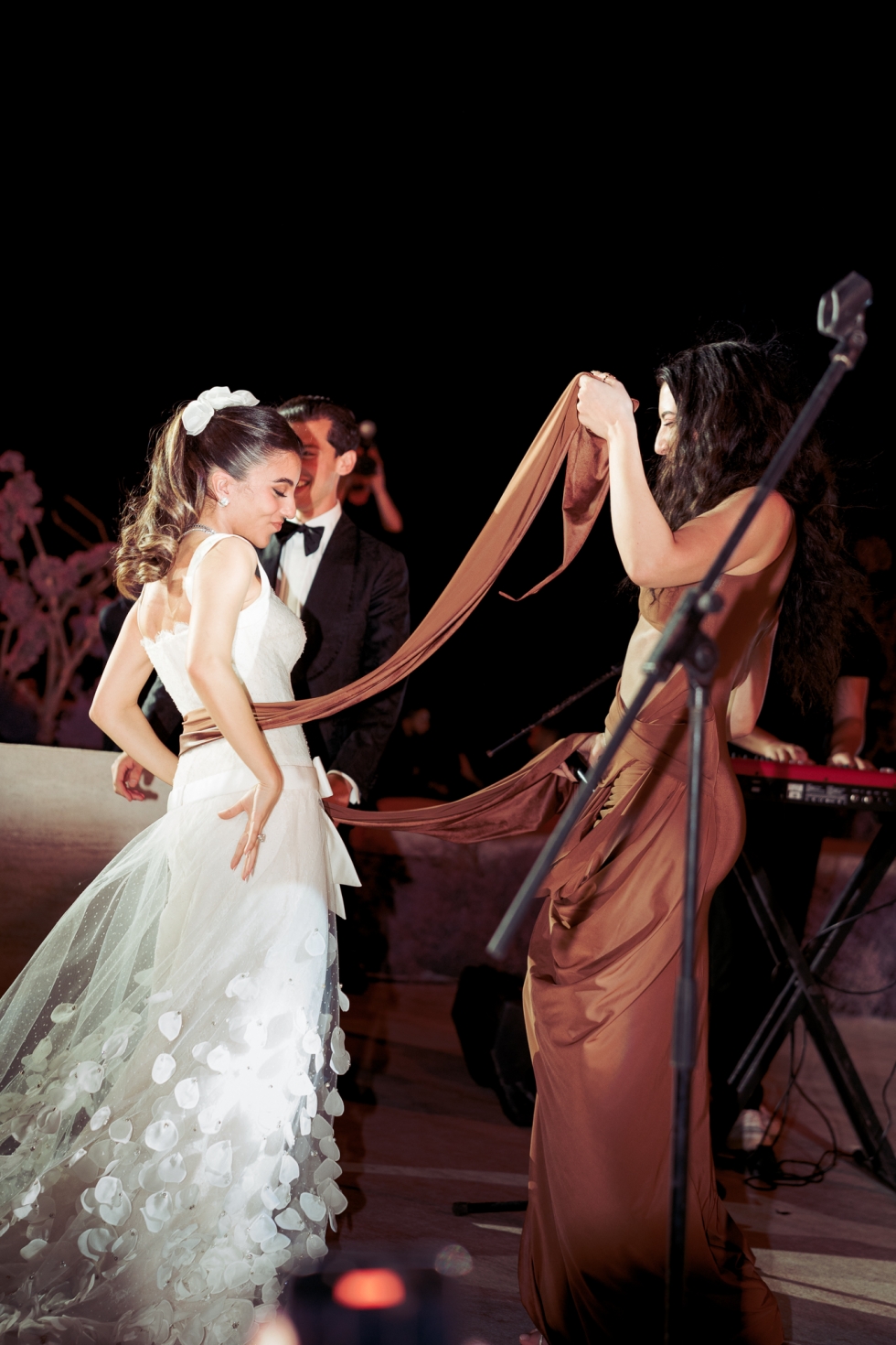 حفل زفاف يأسر القلوب بين أهرامات الجيزة حفل زفاف يأسر القلوب بين أهرامات الجيزة