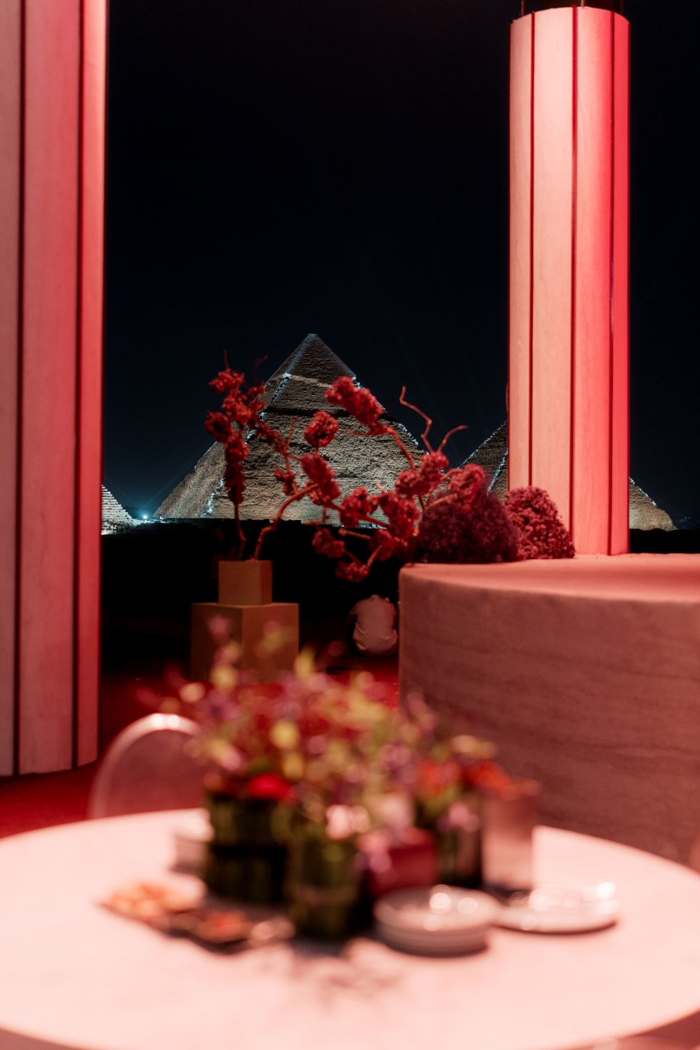 حفل زفاف يأسر القلوب بين أهرامات الجيزة حفل زفاف يأسر القلوب بين أهرامات الجيزة