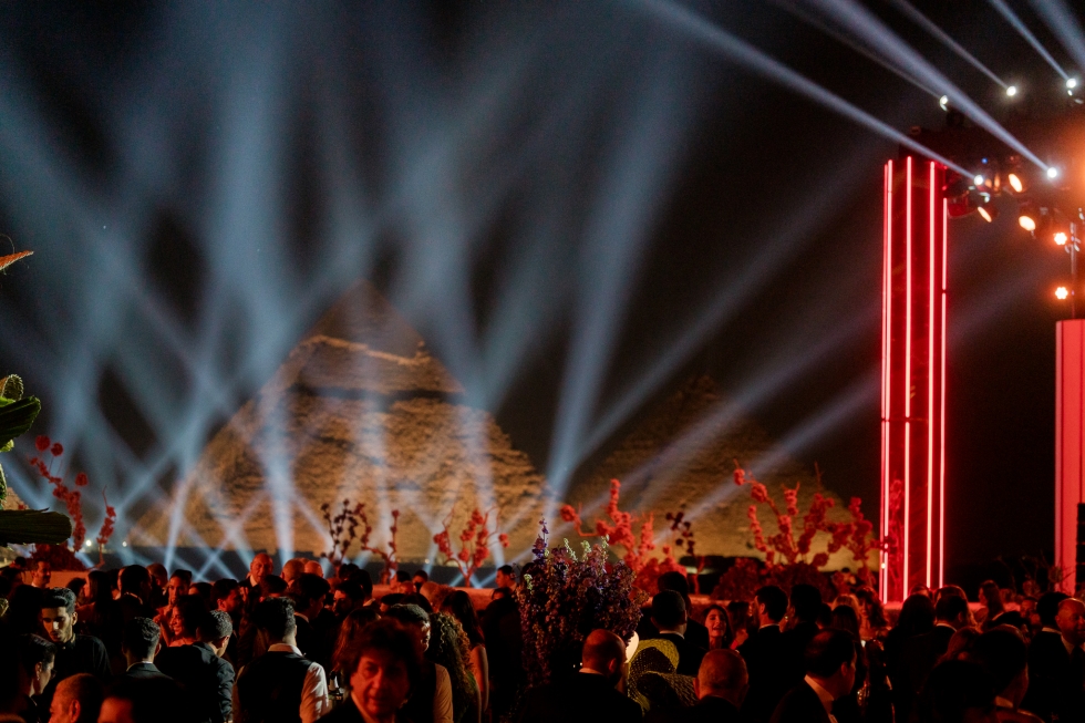 حفل زفاف يأسر القلوب بين أهرامات الجيزة حفل زفاف يأسر القلوب بين أهرامات الجيزة