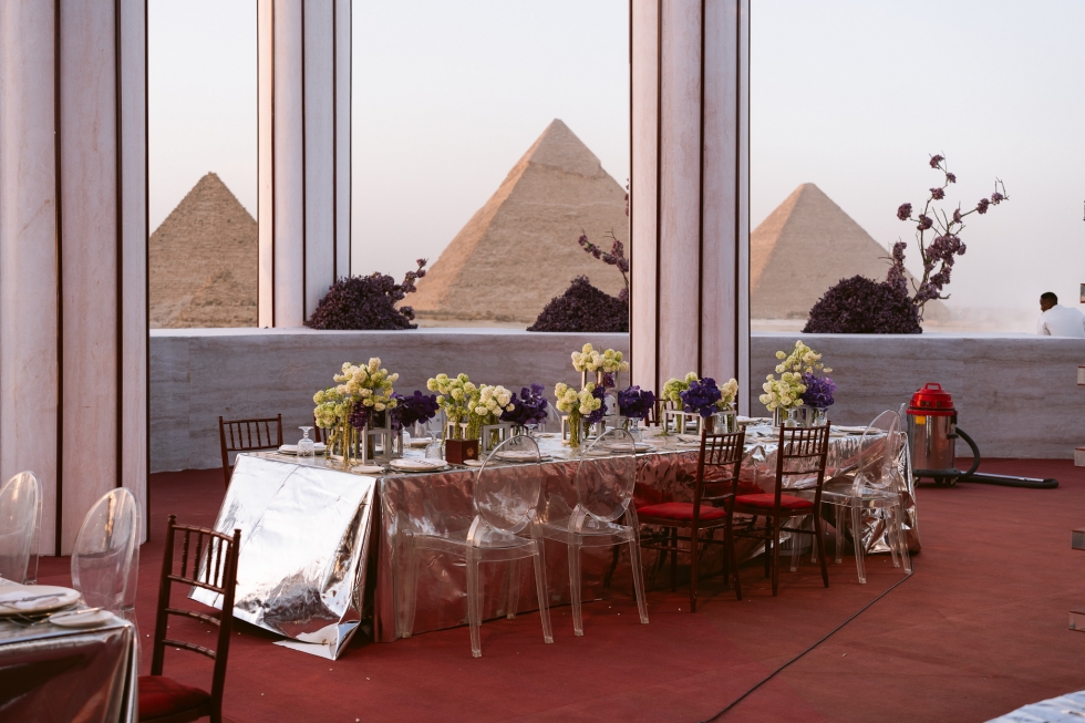 حفل زفاف يأسر القلوب بين أهرامات الجيزة حفل زفاف يأسر القلوب بين أهرامات الجيزة