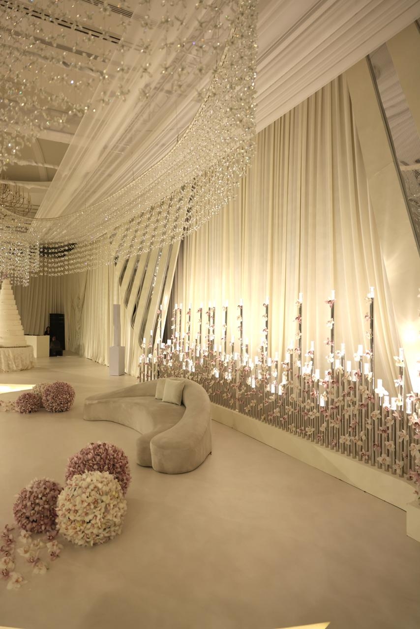 حفل زفاف أبيض فائق الأناقة بتفاصيل ساحرة في الدوحة