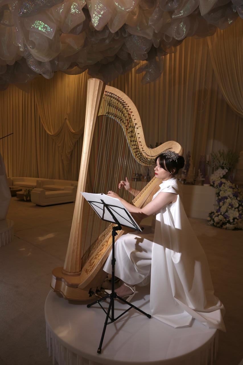 حفل زفاف أبيض فائق الأناقة بتفاصيل ساحرة في الدوحة