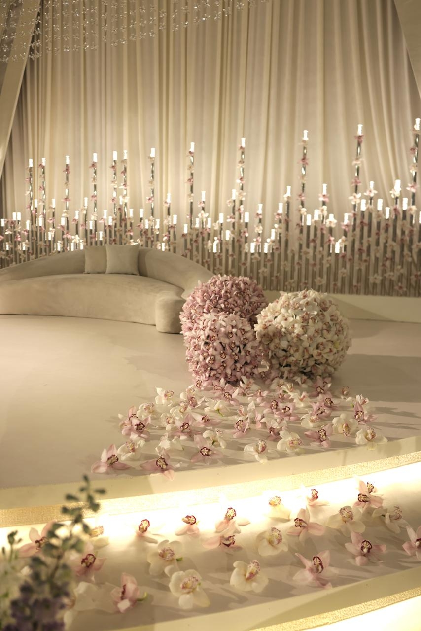 حفل زفاف أبيض فائق الأناقة بتفاصيل ساحرة في الدوحة