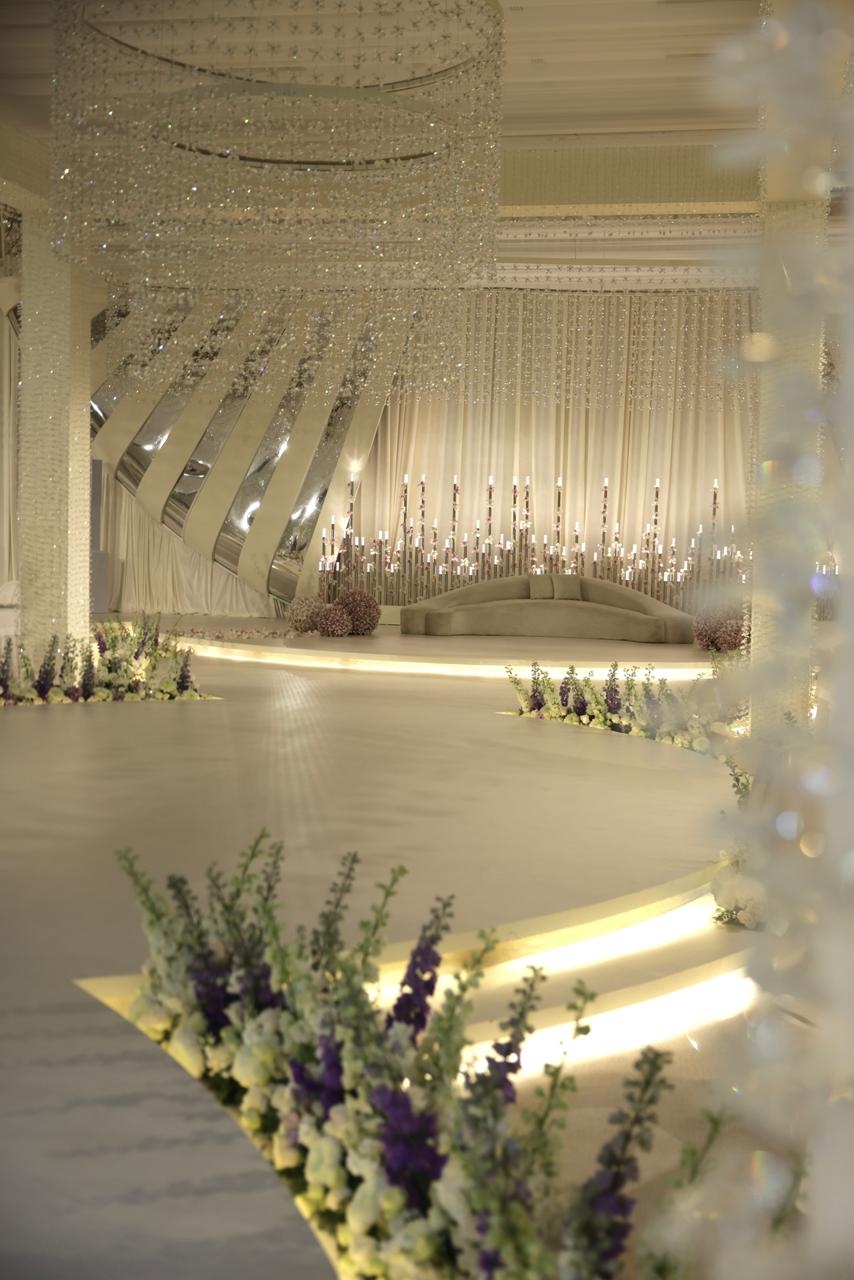 حفل زفاف أبيض فائق الأناقة بتفاصيل ساحرة في الدوحة