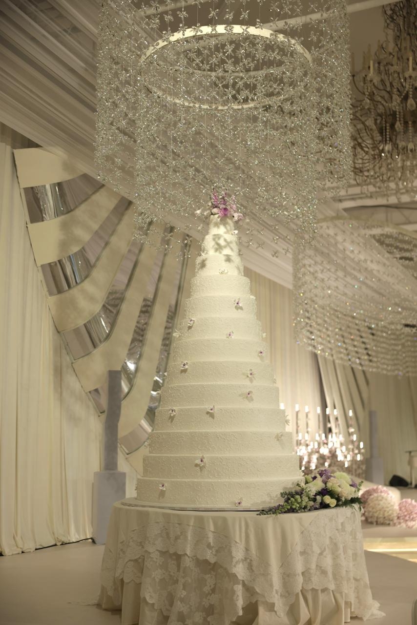 حفل زفاف أبيض فائق الأناقة بتفاصيل ساحرة في الدوحة